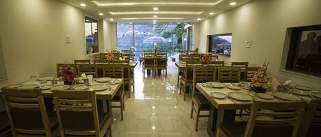 Desayuno buffet diario (INR 200 por persona)