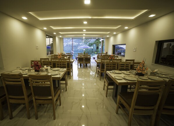 Desayuno buffet diario (INR 200 por persona)