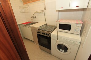 Classic Apartment, 1 Bedroom | Private kitchen | Fridge, stovetop, cookware/dishes/utensils - Serena 20 (Comacchio)