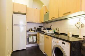 Réfrigérateur, four à micro-ondes, un four, surface de cuisson