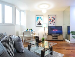 Living area - Tudors eSuites Birmingham City Centre Apartments near Gas Street Basin (Birmingham)