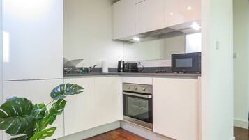 Business Apartment | Private kitchen | Microwave, oven, coffee/tea maker, electric kettle
