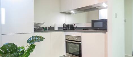 Business Apartment | Private kitchen | Microwave, oven, coffee/tea maker, electric kettle