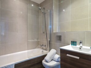 Departamento empresarial | Baño | Regadera, toallas, jabón, shampoo 