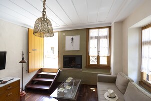 Traditional Villa | Living area | 43-inch flat-screen TV with digital channels, TV, fireplace