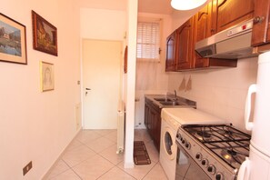 Apartment, 2 Schlafzimmer | Eigene Küche | Großer Kühlschrank, Ofen, Herdplatte, Kochgeschirr/Geschirr/Besteck