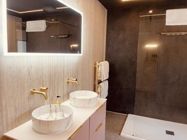 Bañera y ducha independientes, bañera profunda