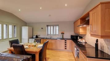 Full-size fridge, microwave, oven, stovetop