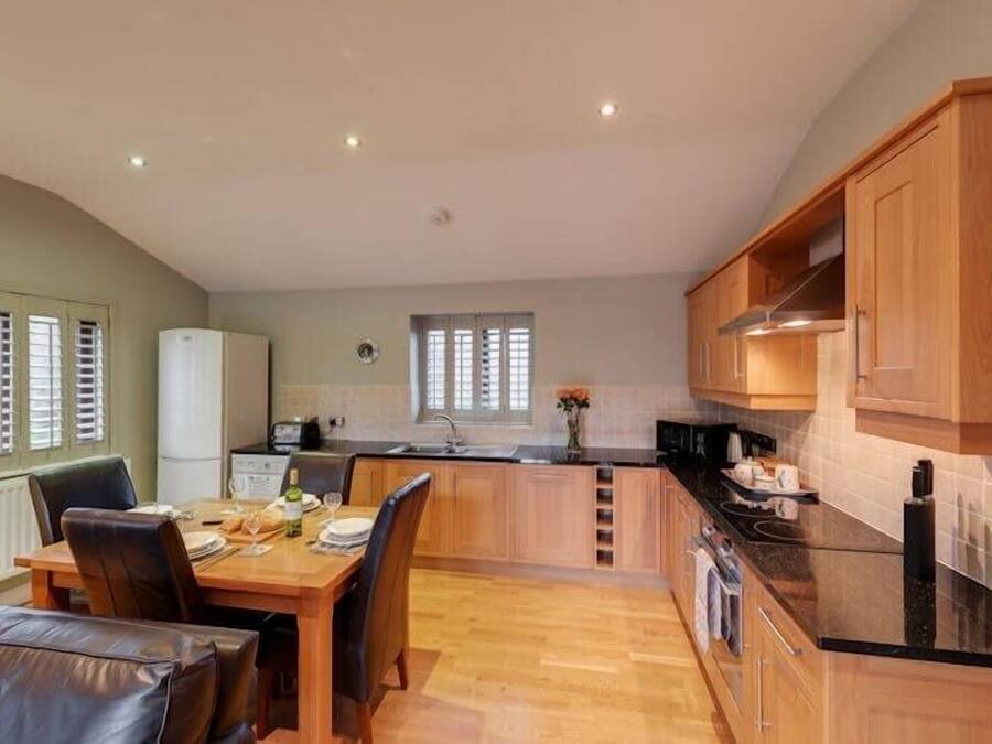 Full-size fridge, microwave, oven, stovetop