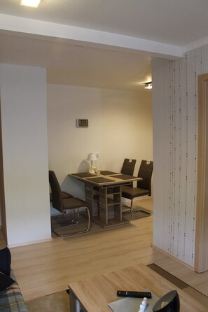 Lägenhet - 1 sovrum (incl. EUR 40 cleaning fee per stay) | Vardagsrum | Platt-tv