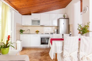 Appartement, Meerdere bedden | Privékeuken | Een kookplaat, kookgerei, borden en bestek