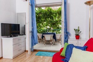 Appartement, 1 tweepersoonsbed met slaapbank | Woonkamer | Televisie