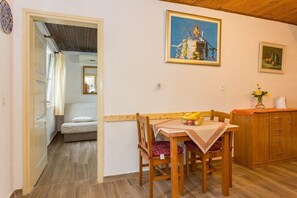 Apartamento, 1 cama de casal e sofá-cama | Cozinha privada | Talheres/pratos/utensílios de cozinha