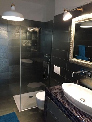 Appartamento, 1 letto king con divano letto | Bagno | Doccia