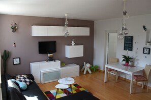 Apartemen, 1 Tempat Tidur King dengan tempat tidur Sofa | Ruang keluarga | TV