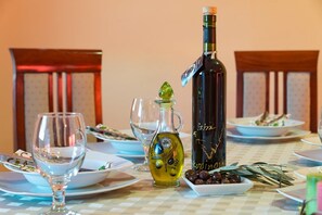 Appartement, plusieurs lits | Cuisine privée | Plaque de cuisson, batterie de cuisine, vaisselle et ustensiles