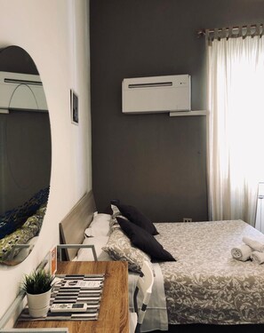 Desk, laptop workspace, iron/ironing board, free WiFi - Domus Santa Caterina (Rome)