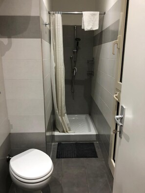 Shower, free toiletries, hair dryer, bidet - Domus Santa Caterina (Rome)