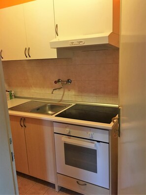 冰箱、微波爐、烤箱、爐台