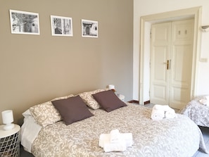 Een bureau, een laptopwerkplek, een strijkplank/strijkijzer, gratis wifi