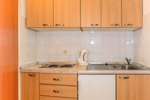 Lejlighed - 1 dobbeltseng | Privat køkken | Kogeplade, køkkentøj/tallerkener/redskaber
