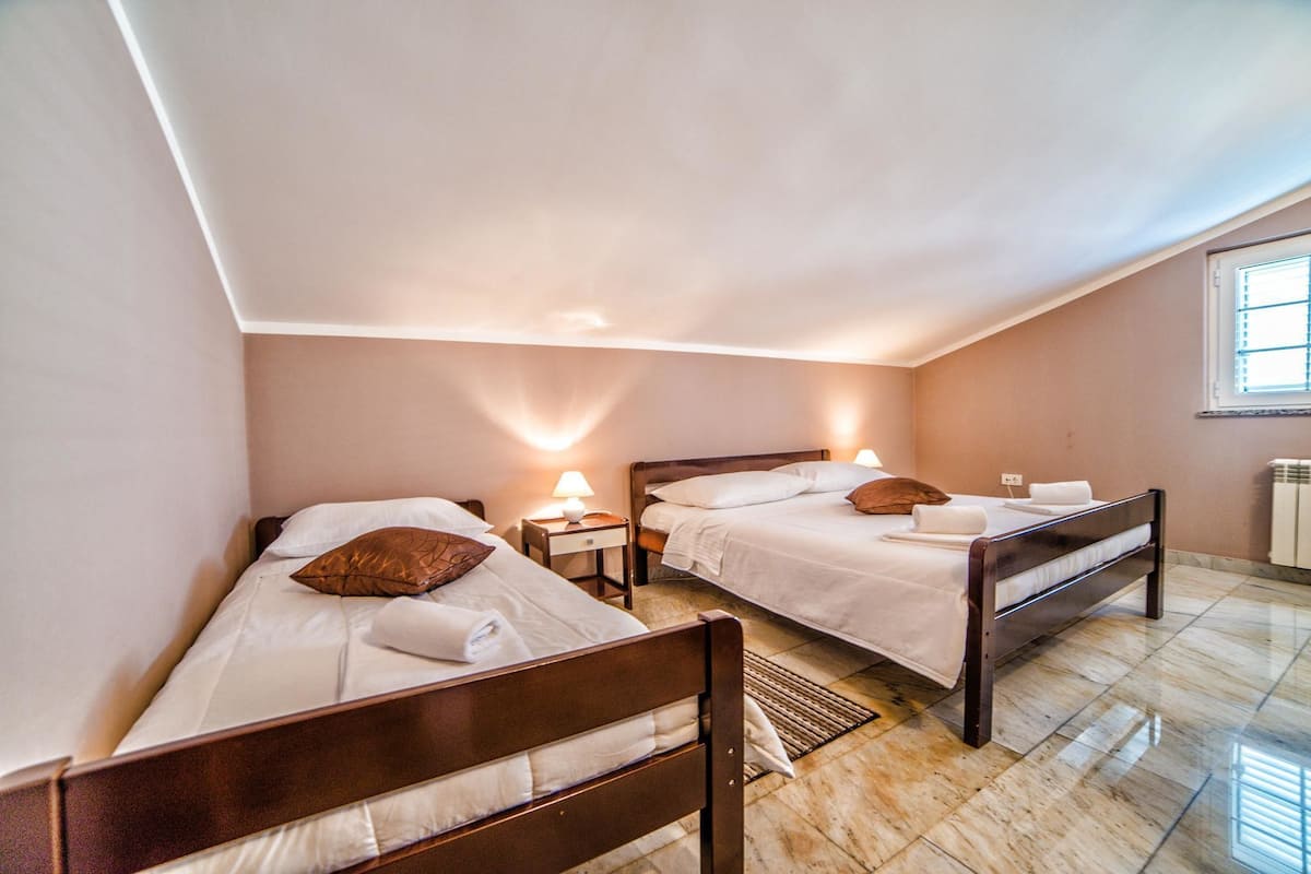 Apartment, Multiple Beds