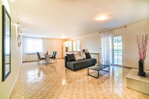 Apartment, 1 Doppelbett und Schlafsofa | Wohnzimmer | Fernseher