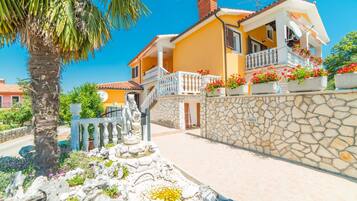 Vista frontal de la propiedad