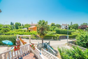 Vista frontal de la propiedad