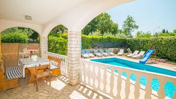 Departamento, varias camas | Terraza o patio