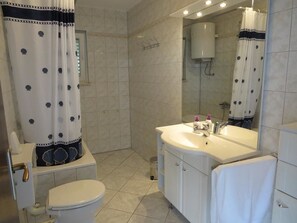 Apartment, Multiple Beds | Bathroom