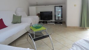 Appartement, meerdere bedden | Woonkamer | Een televisie