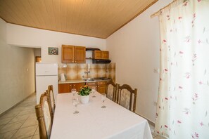 Appartement, 2 lits doubles | Cuisine privée | Plaque de cuisson, batterie de cuisine, vaisselle et ustensiles