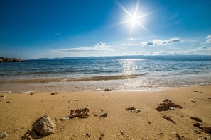 Pantai di sekitar