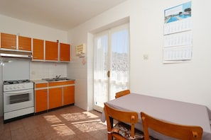 Apartment, Multiple Beds | Private kitchen