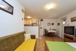 Apartment, Multiple Beds | Living room
