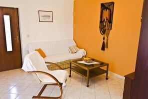 Apartment, Multiple Beds | Living room