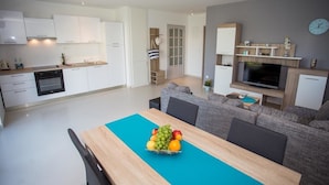 Apartamento, 1 cama de casal e sofá-cama | Sala de estar | TV
