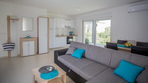 Apartamento, 1 cama de casal e sofá-cama | Sala de estar | TV