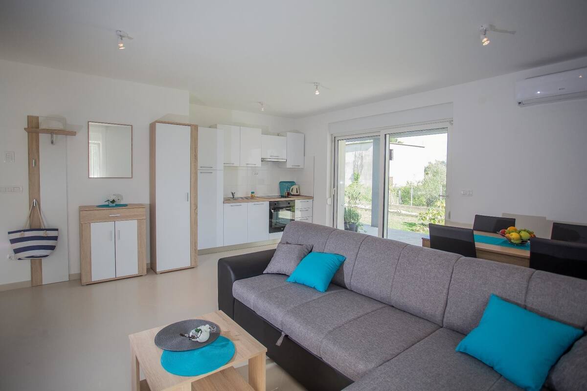 Apartamento, 1 cama de casal e sofá-cama | Sala de estar | TV