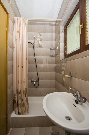 Apartment, Mehrere Betten | Badezimmer