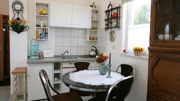 Apartment, 1 Double Bed | Private kitchen | Stovetop, cookware/dishes/utensils