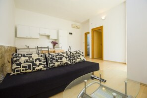 アパートメント ダブルベッド 1 台ソファーベッド付き | リビングルーム | テレビ