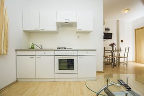 Apartment, 1 Double Bed with Sofa bed | Private kitchen | Stovetop, cookware/dishes/utensils
