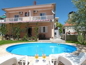 Piscina externa, espreguiçadeiras