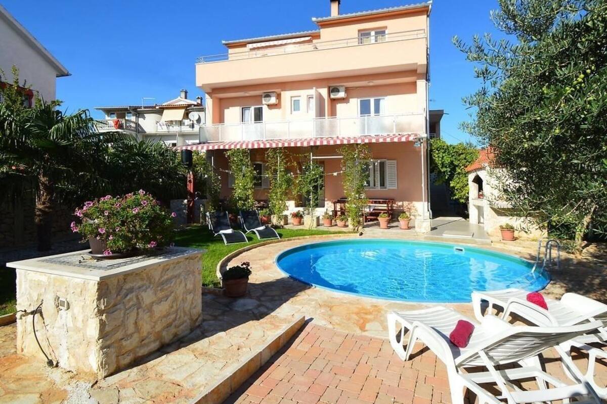 Outdoor pool, sun loungers