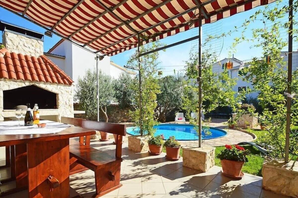 Outdoor pool, sun loungers