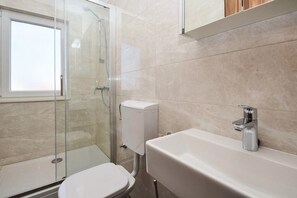 Apartamento, várias camas | Banheiro