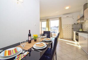 Apartment, Multiple Beds | Private kitchen | Stovetop, cookware/dishes/utensils