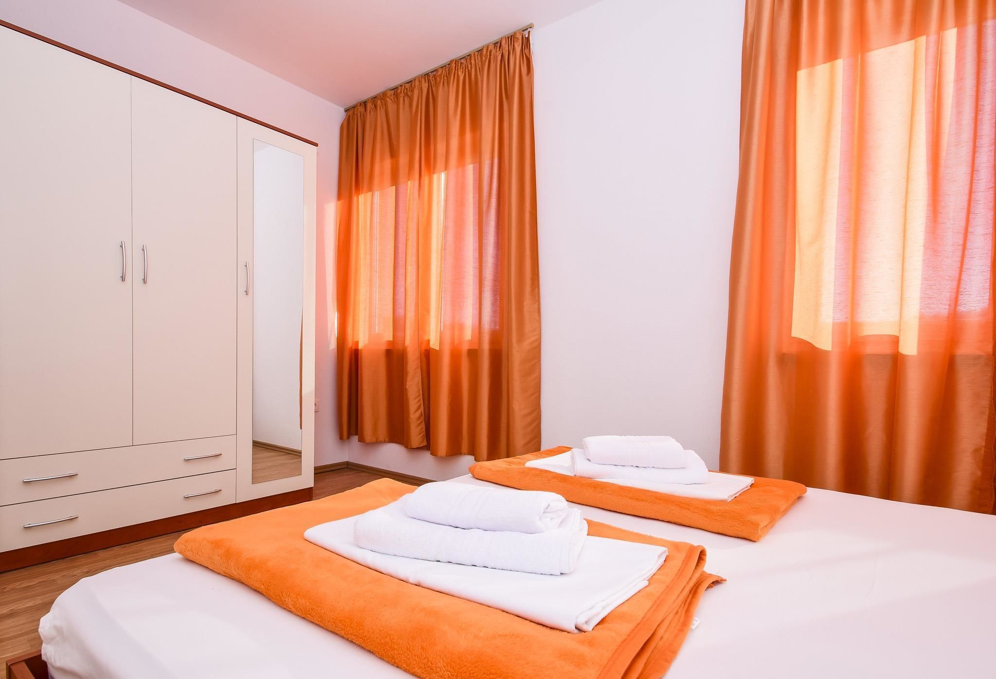 2 عدّة غرف نوم وواي فاي مجانًا وملاءات أسرّة